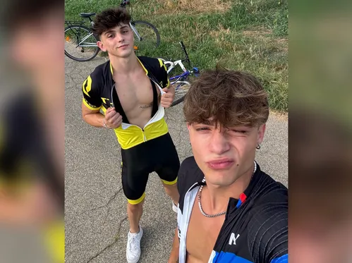 Samuele Cunto (sexysamu) fucks Edoardo Fresia (mynameisedo) in a field during a bike ride
